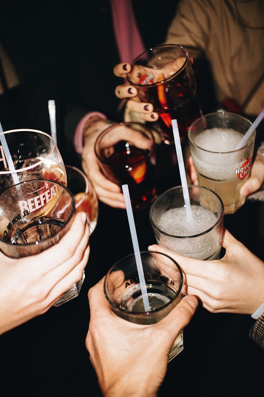 Verres levés pour trinquer lors d'un afterwork