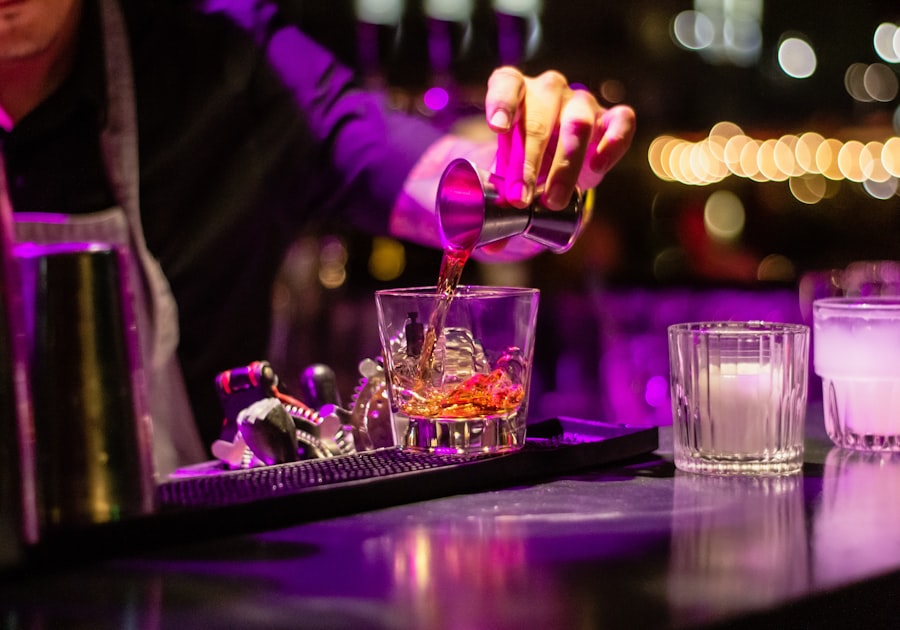 Barman préparant un cocktail au bar d'un événement