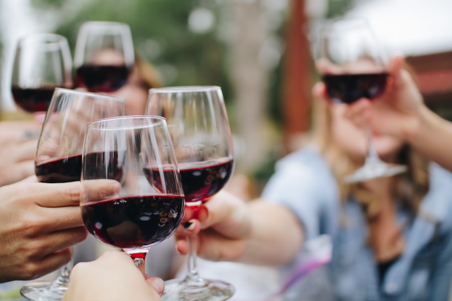 Invités trinquant avec des verres de vin rouge