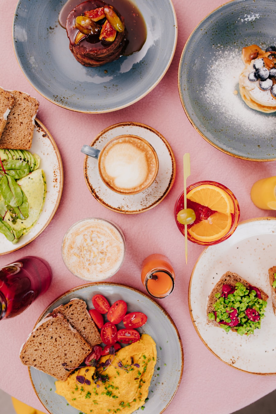 Table de brunch avec viennoiseries, œufs, fruits et café