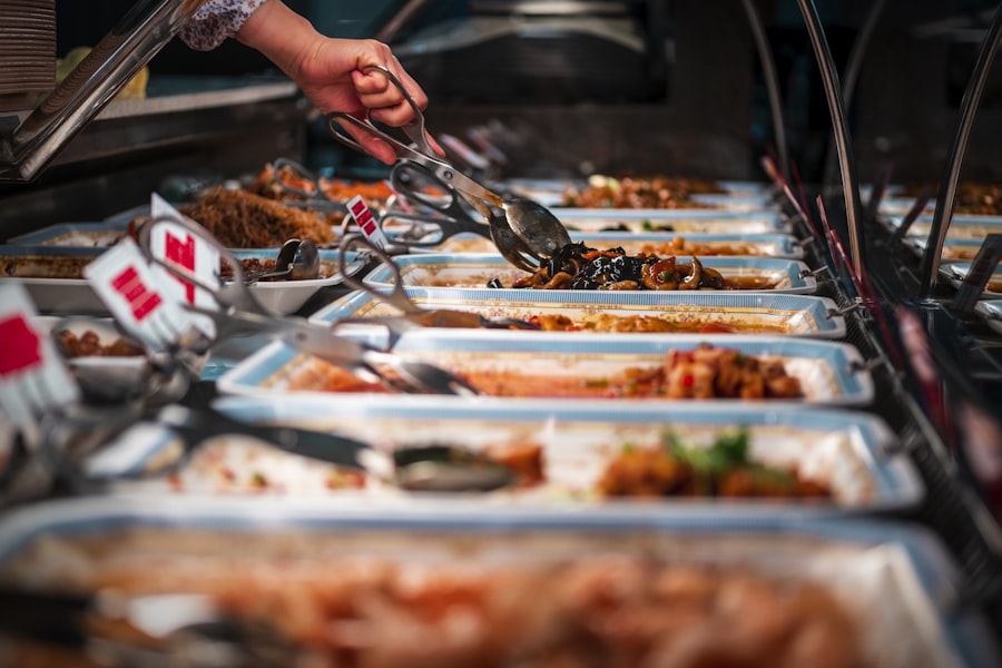 Buffet chaud dressé lors d'un événement d'entreprise