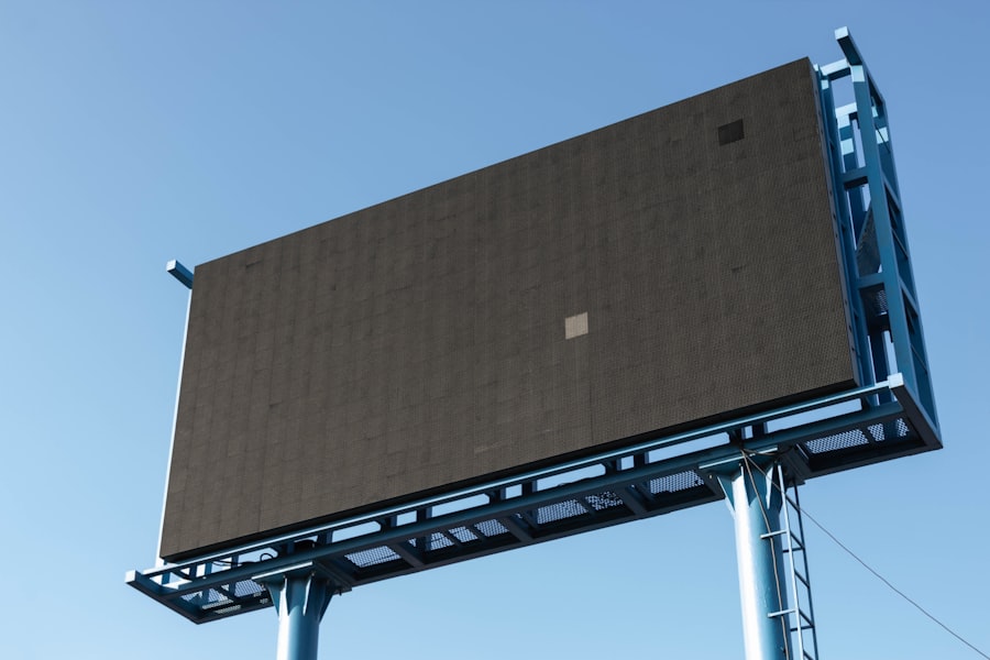 Grand panneau publicitaire vierge contre un ciel dégagé