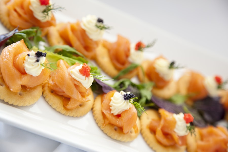 Canapés au saumon dressés sur un plateau lors d'un cocktail dînatoire