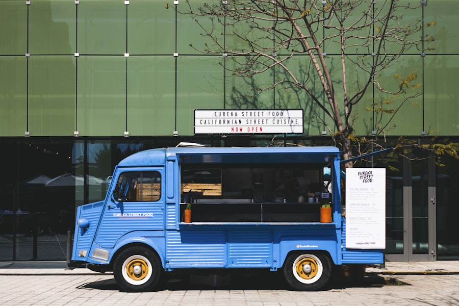 Food truck stationné devant un bâtiment lors d'un événement