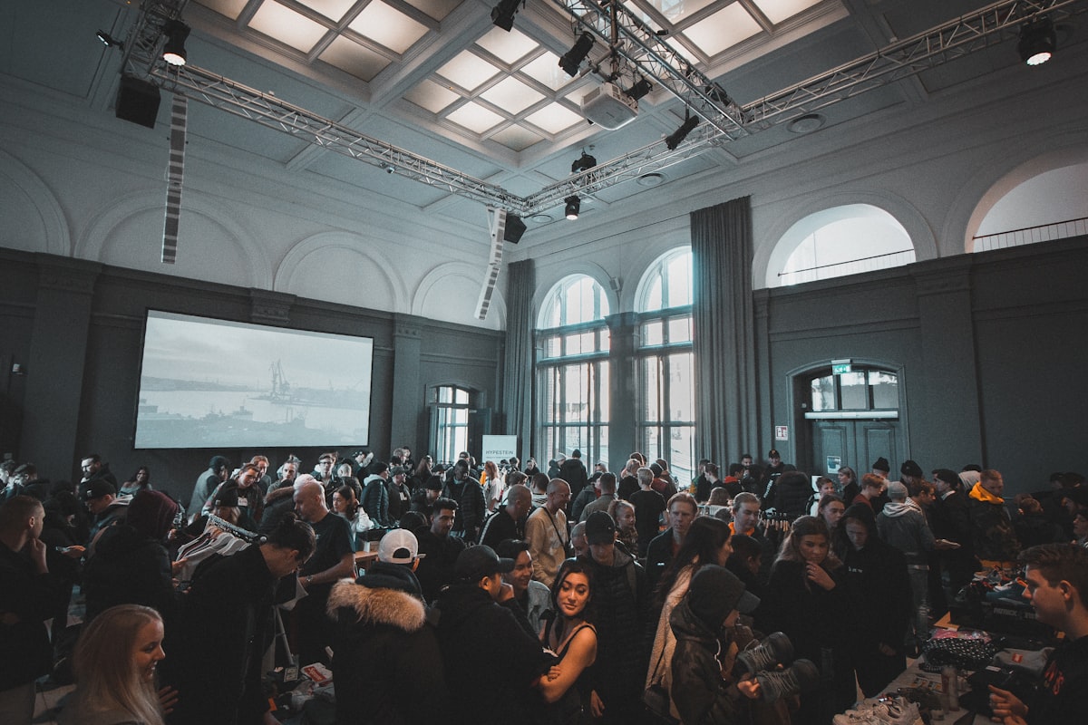 Invités rassemblés lors d'une soirée d'entreprise dans une grande salle en Île-de-France