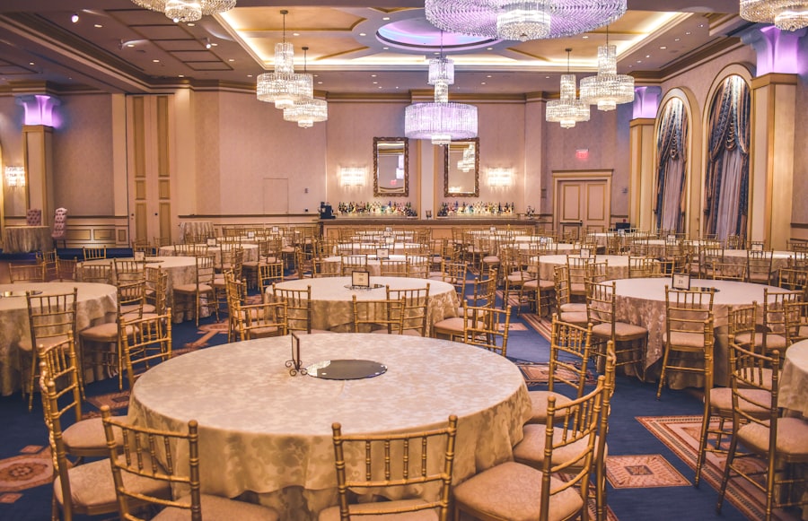 Salle de réception dressée pour un événement d'entreprise