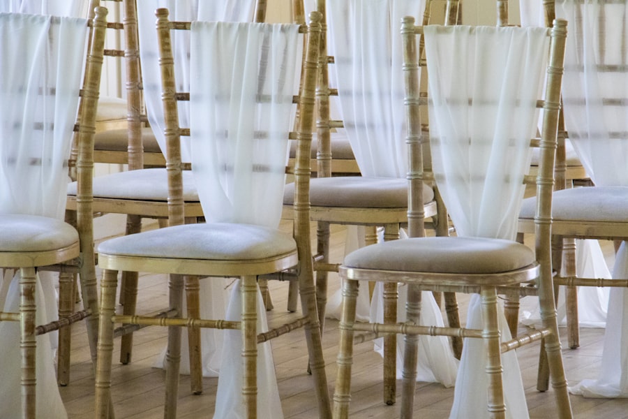 Chaises et décor dressés lors de la mise en place d'un événement