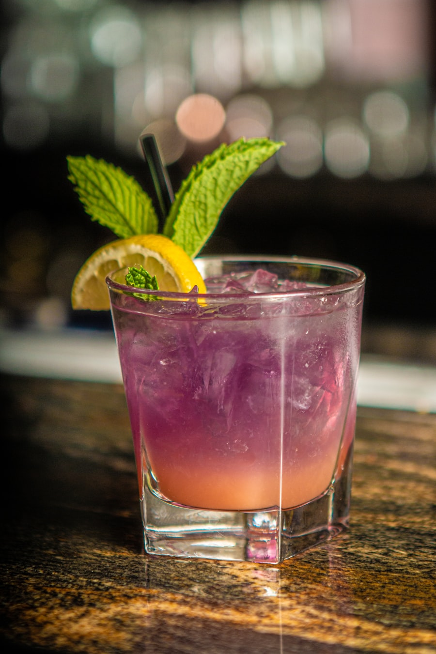 Mocktail garni de menthe et de glace pilée sur un bar