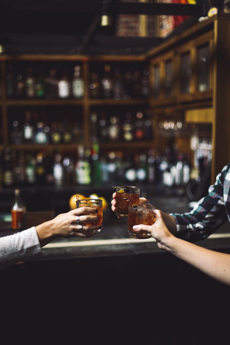 Invités trinquant au bar lors d'une soirée d'entreprise