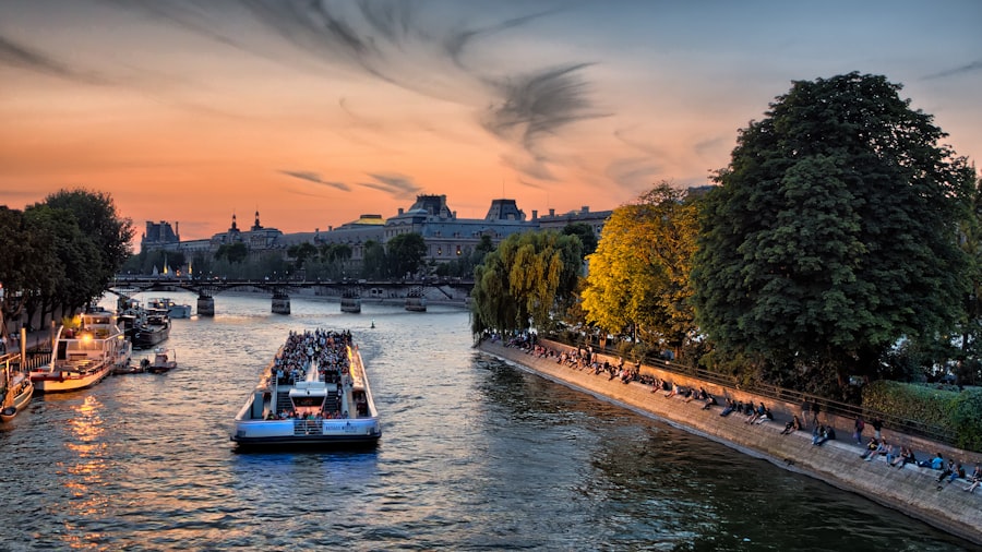 Bateau sur la Seine à Paris au coucher du soleil