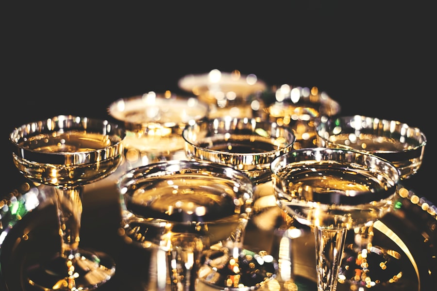Coupes de champagne alignées sur un plateau lors d'une réception