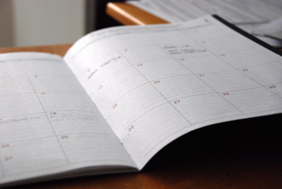 Agenda papier ouvert posé sur un bureau