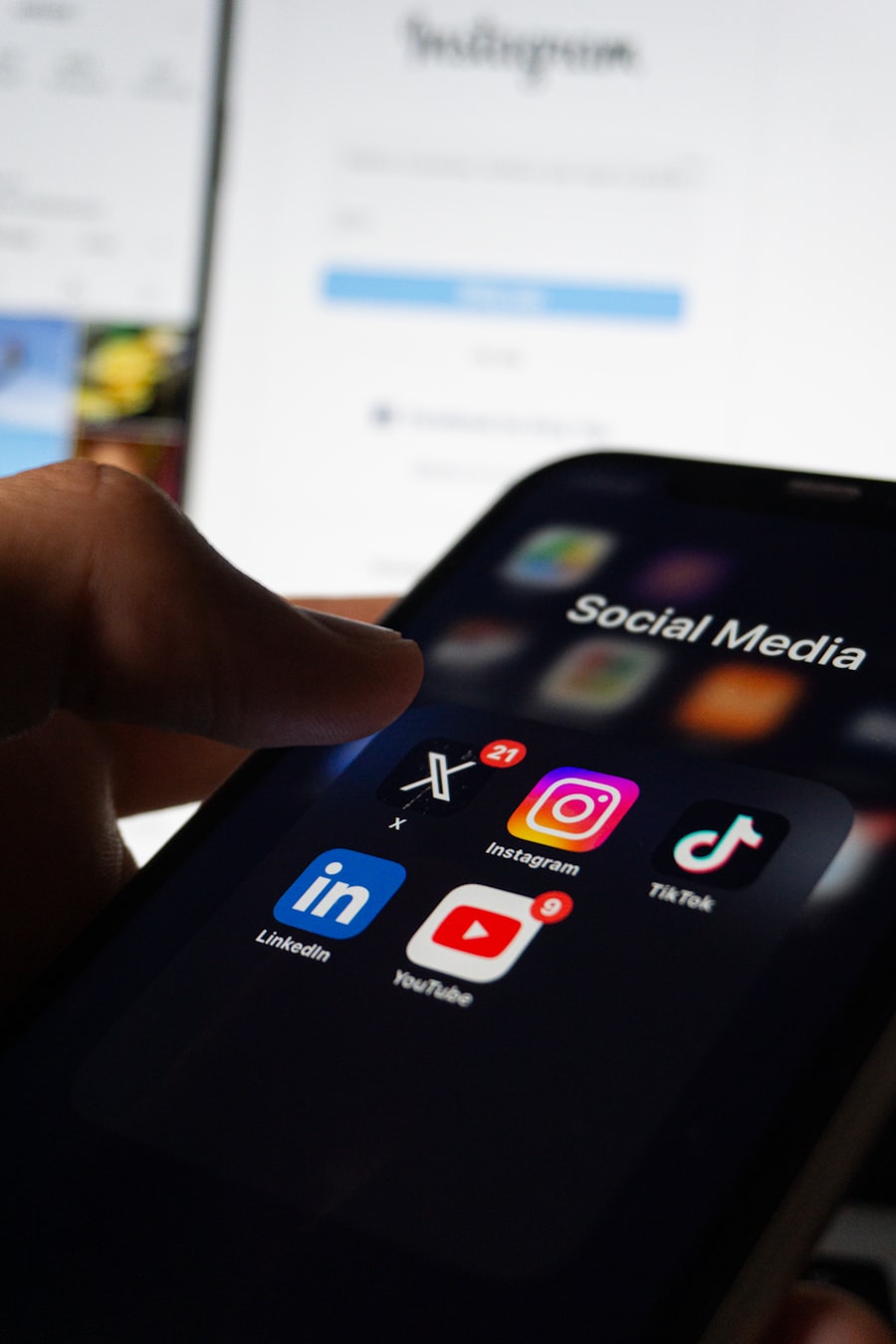 Dossier d'applications de réseaux sociaux ouvert sur un smartphone