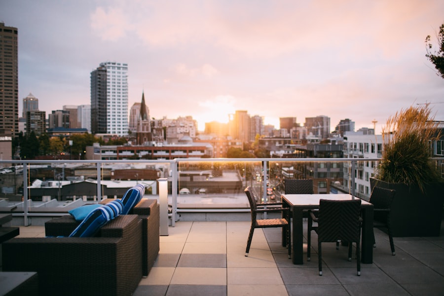 Terrasse en rooftop avec vue sur la ville au coucher du soleil