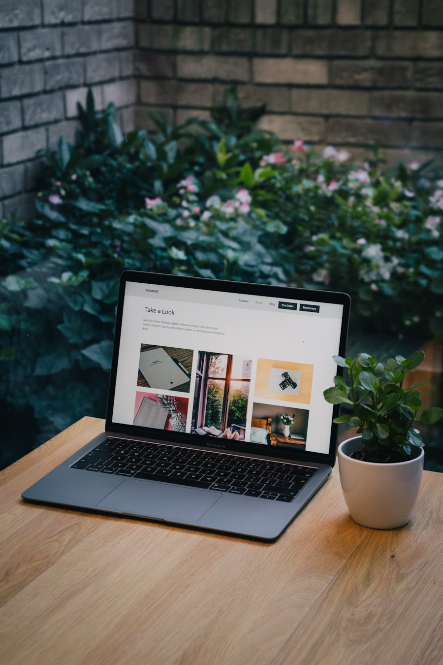 Ordinateur portable affichant un site web sur une table en bois
