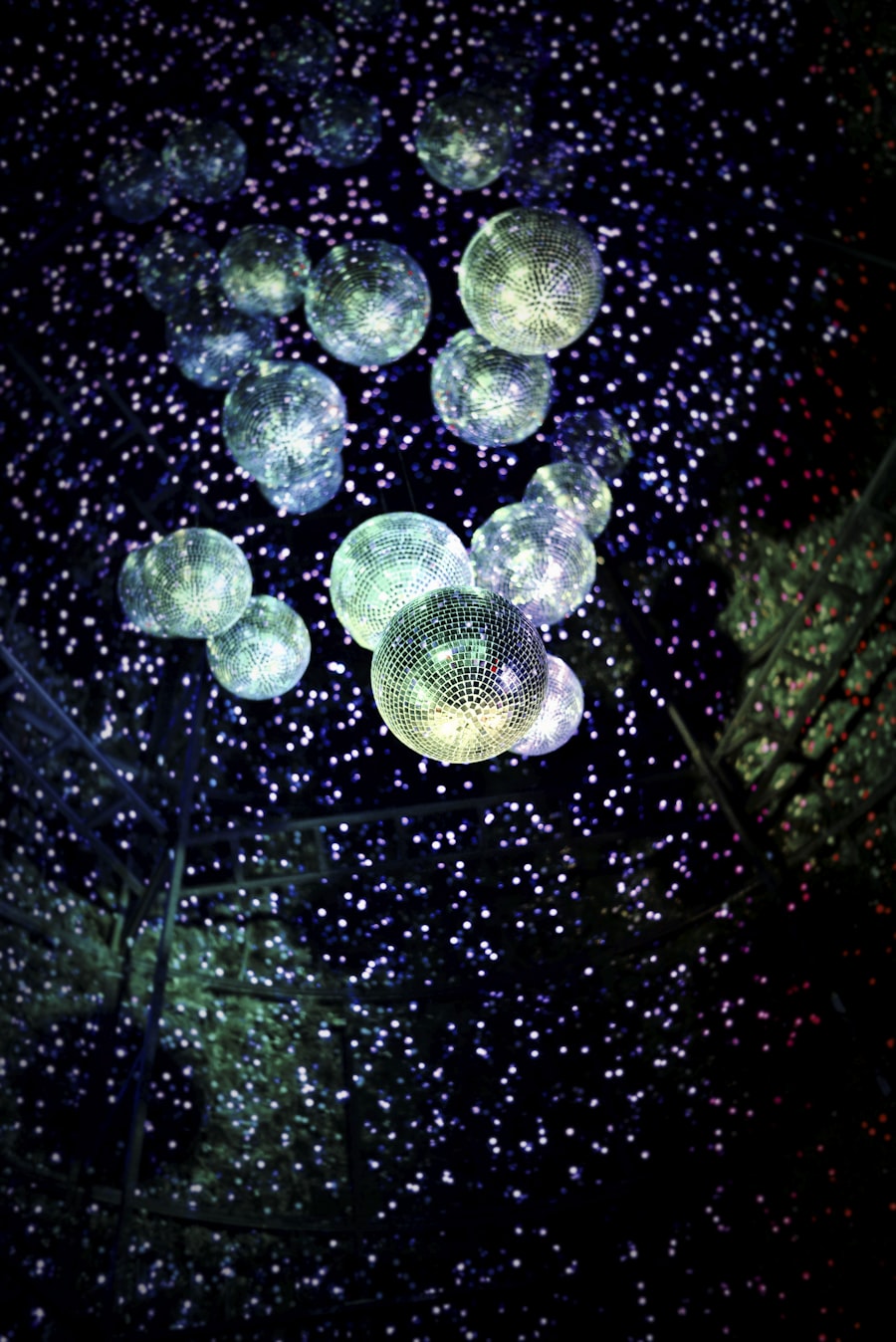 Boules à facettes illuminées lors d'une soirée festive