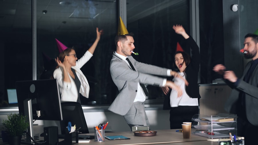 Collègues coiffés de chapeaux de fête au bureau