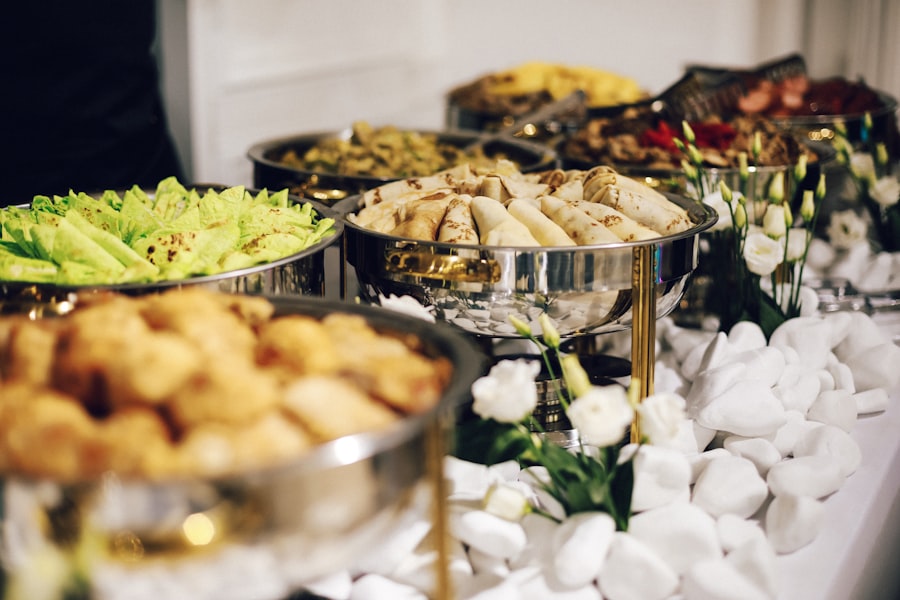 Buffet traiteur dressé pour un événement d'entreprise